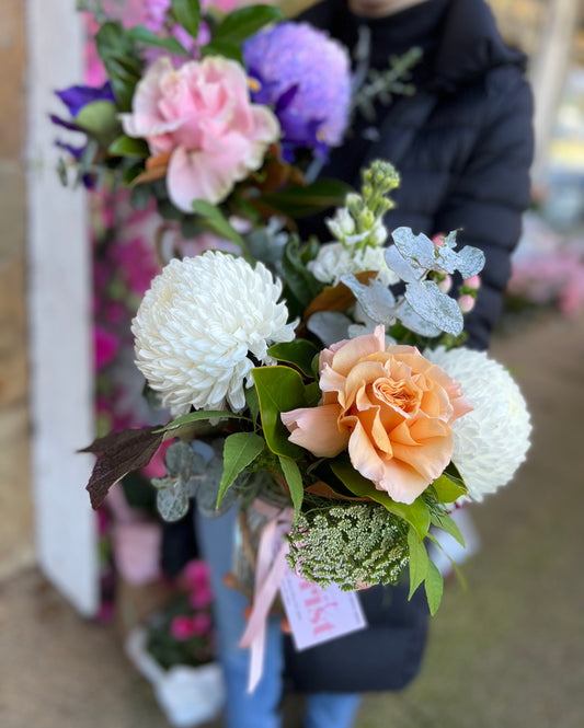 abricot florist vase of flowers petite fresh flowers mornington florist mount eliza florist mornington peninsula florist highly skilled florist birthday flowers get well soon flowers sympathy flowers baby girl flowers baby boy flowers same day delivery 
